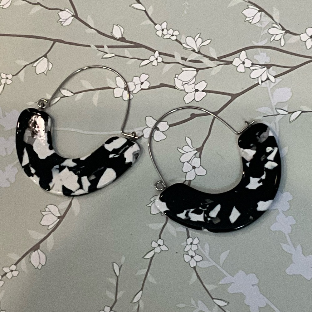 ❄️ Plunder | Black/White Marble Acrylic Earrings Half Circle Hoop Silvertone